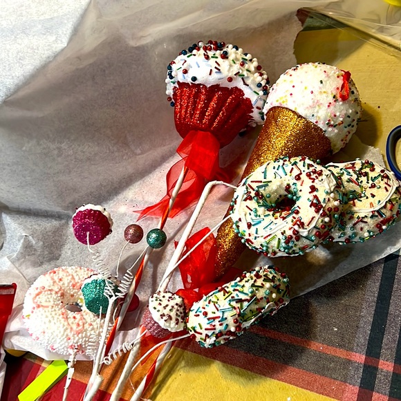 Set of Sweet Tree Tops Christmas Ornaments - Picture 7 of 8